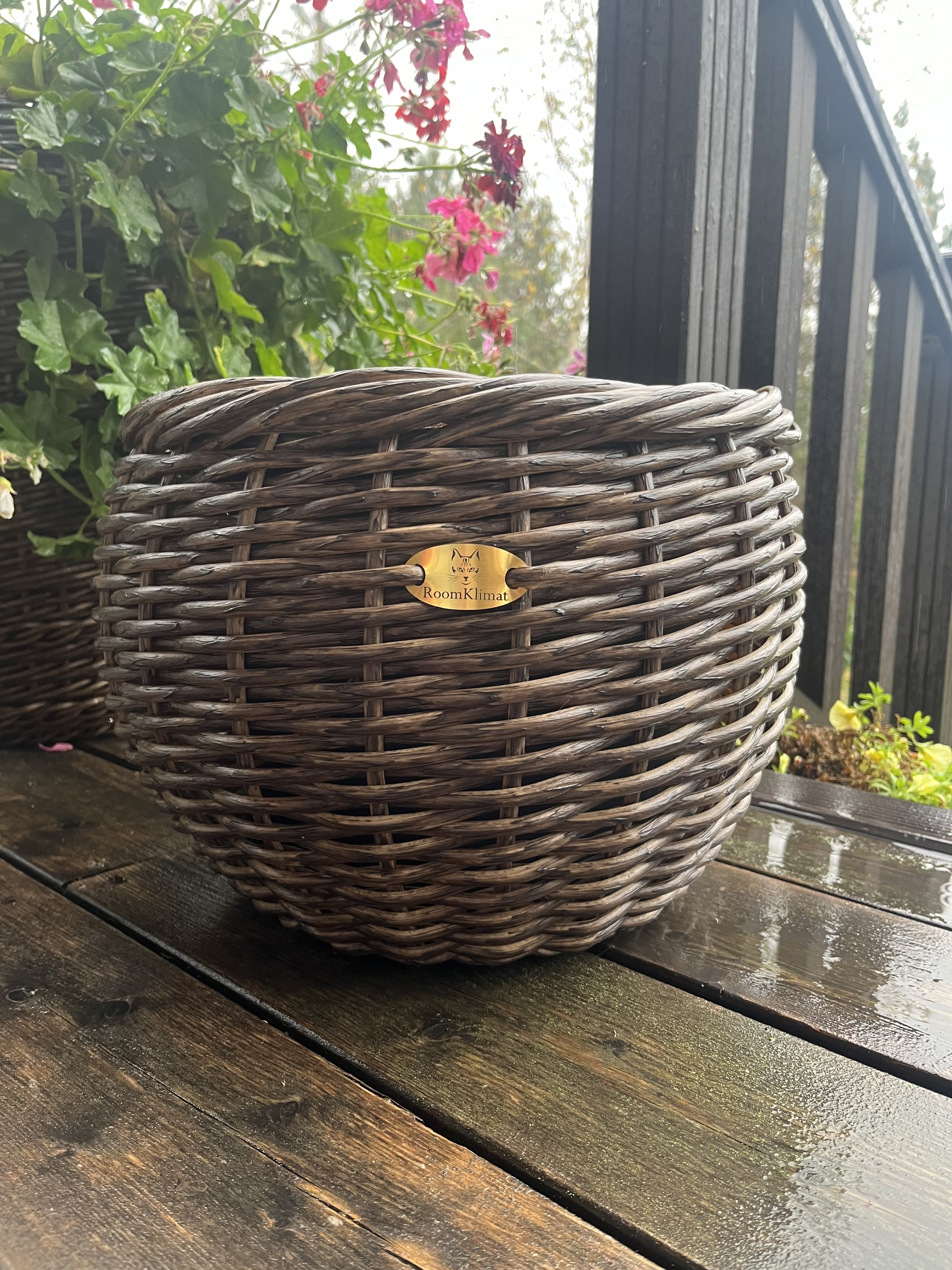 Кашпо шар из искусственного ротанга темный орех 12 литров