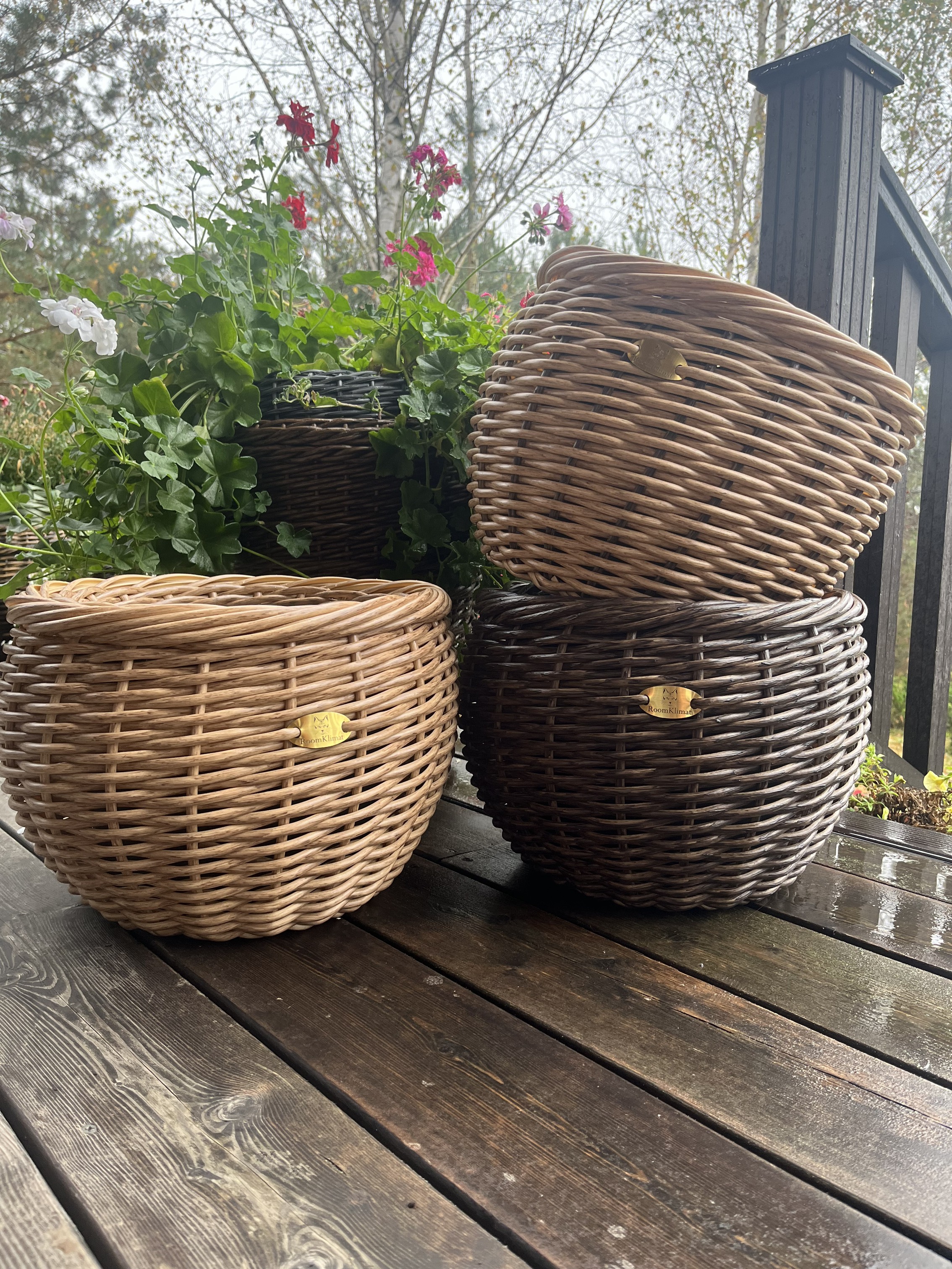 Кашпо шар из искусственного ротанга темный орех 12 литров