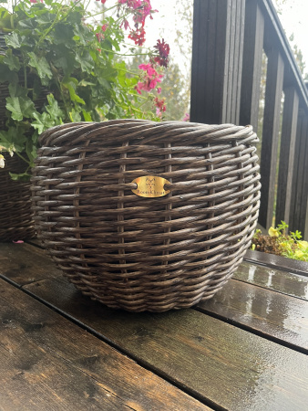 Кашпо шар из искусственного ротанга темный орех 12 литров