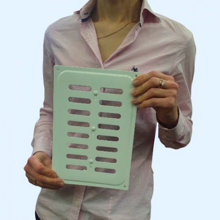 165х240 Решетка белая металлическая с жалюзи (задвижкой)